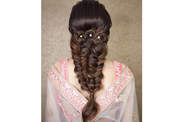 21+ Sweet & Elegant Hairstyle Ideas with Dainty Baby's Breath Flowers |  WeddingBazaar